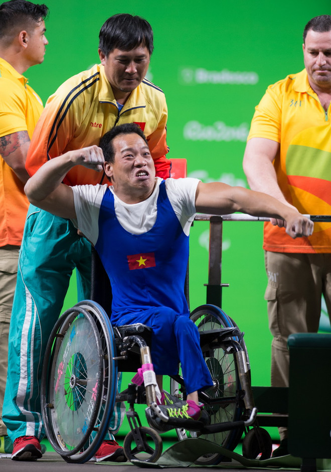 Hình ảnh lực sỹ Lê Văn Công phá kỷ lục Paralympic 2016 ảnh 4