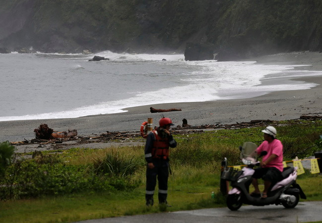 Đài Loan phải hủy gần 200 chuyến bay do bão Malakas ảnh 1