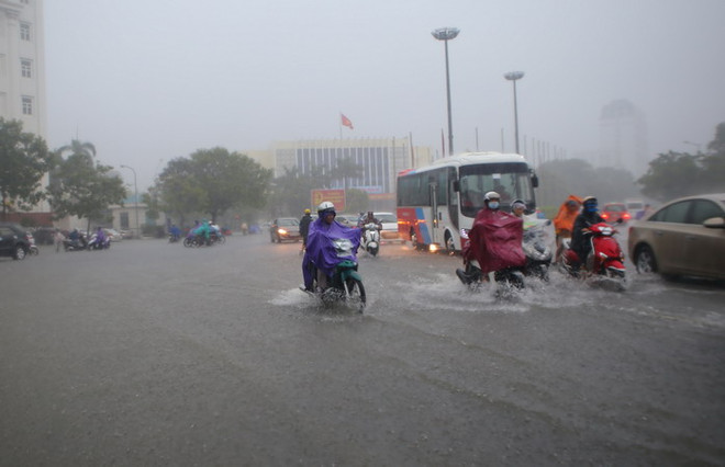 Mây dông bao phủ Nghệ An đến Quảng Ngãi, nhiệt độ Hà Nội giảm nhẹ ảnh 1