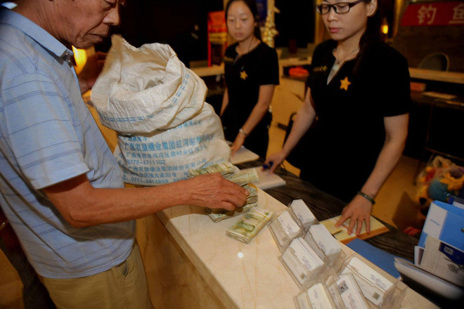 Cặp vợ chồng già vác cả bao tải tiền lẻ để đi mua nhà ảnh 5