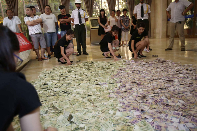 Cặp vợ chồng già vác cả bao tải tiền lẻ để đi mua nhà ảnh 3