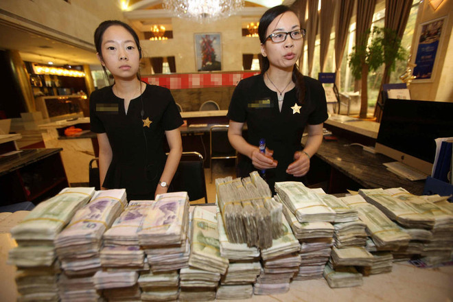 Cặp vợ chồng già vác cả bao tải tiền lẻ để đi mua nhà ảnh 4