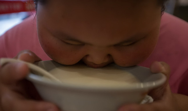 Cuộc sống vô cùng đáng thương của một cô bé mắc chứng béo phì ảnh 8