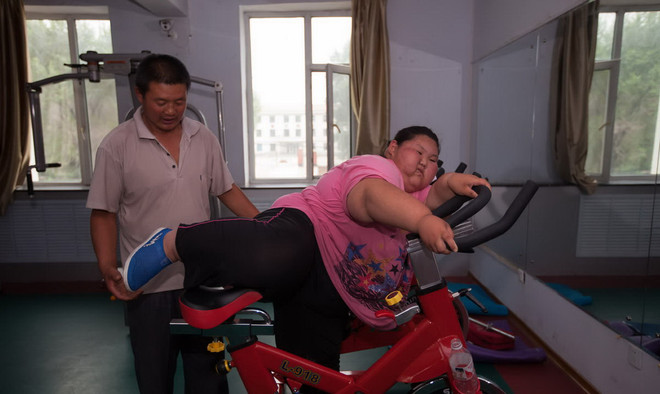 Cuộc sống vô cùng đáng thương của một cô bé mắc chứng béo phì ảnh 6