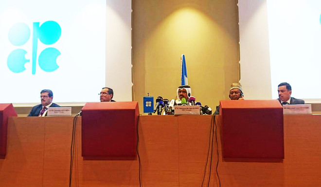 OPEC bất ngờ giảm sản lượng dầu mỏ nhằm cứu vãn giá dầu ảnh 1