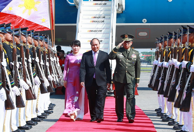 Thủ tướng đến Philippines, bắt đầu tham dự Hội nghị cấp cao ASEAN ảnh 1