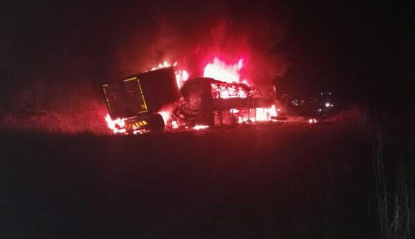 Xe buýt bốc cháy khi đâm xe chở hàng, 17 người thiệt mạng ảnh 1