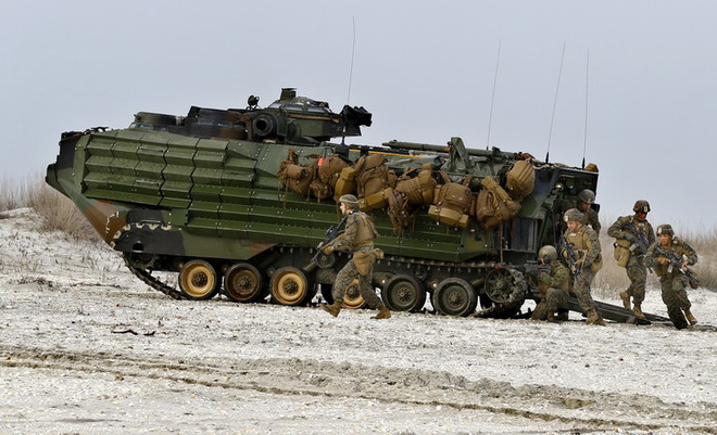 Hàng trăm binh lính Mỹ và Romania tập trận bắn đạn thật ảnh 1