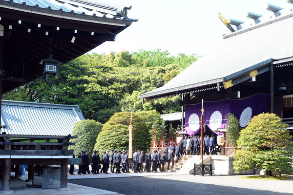 Thủ tướng Nhật Bản Shinzo Abe gửi đồ lễ đến đền Yasukuni ảnh 1