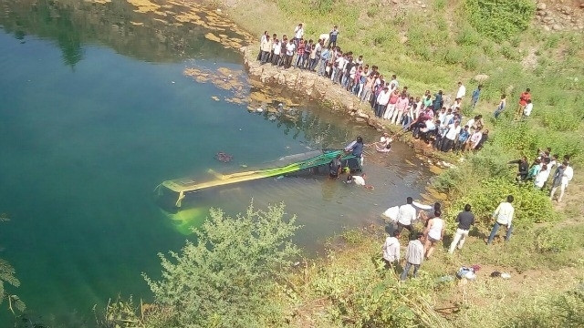 Xe buýt lao xuống sông khiến ít nhất 43 người thiệt mạng ảnh 1