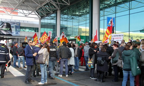 Hãng hàng không quốc gia Italy phải hủy tới 60% số chuyến bay ảnh 1