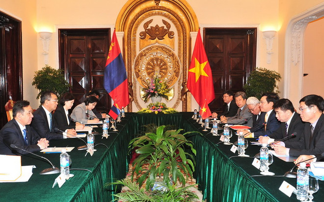 Phó Thủ tướng Phạm Bình Minh hội đàm với Ngoại trưởng Mông Cổ ảnh 1