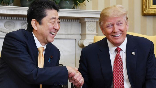 Ông Shinzo Abe và ông Donald Trump điện đàm về tên lửa Triều Tiên ảnh 1