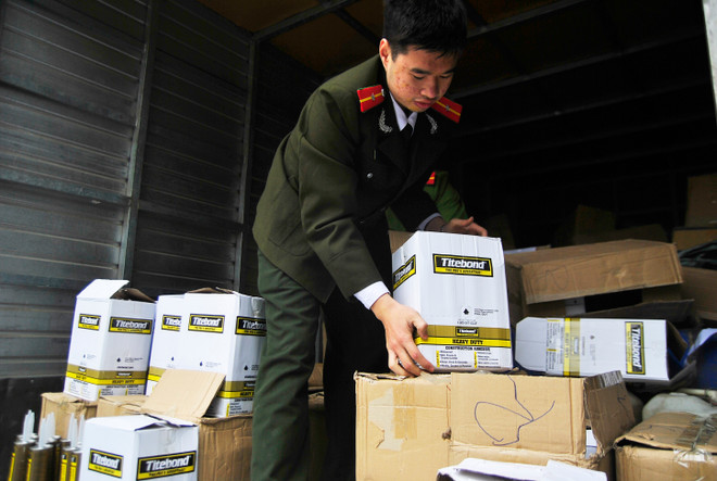 Bắt một phó giám đốc buôn hơn 2700 ống keo xây dựng giả ảnh 1