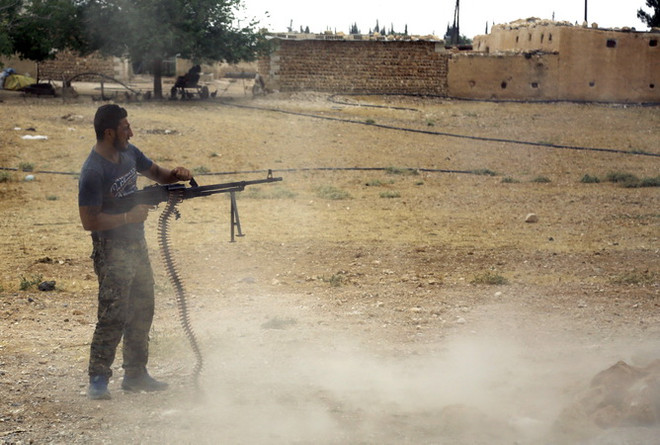 Lực lượng ủng hộ Chính phủ Syria trong chiến dịch chống phiến quân ở ngoại ô thị trấn Manbij, Aleppo ngày 15/6. (Nguồn: AFP/TTXVN) Các nhà báo Syria tị nạn vẫn phải đối mặt nhiều nguy hiểm ảnh 1