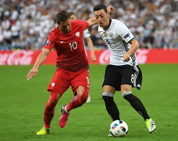 (Nguồn: EPA/TTXVN) Những xu hướng thời trang ấn tượng nhất tại EURO 2016 ảnh 2