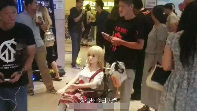 Tranh cãi việc đưa búp bê tình dục vào rạp xem phim ảnh 2