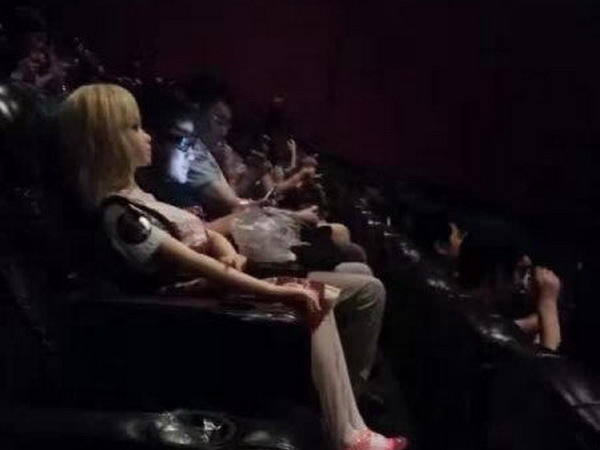 Tranh cãi việc đưa búp bê tình dục vào rạp xem phim ảnh 1