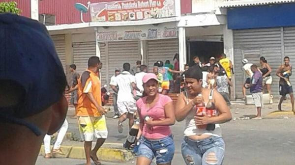Cảnh sát Venezuela bắt giữ 400 người gây bạo loạn tìm thực phẩm ảnh 1