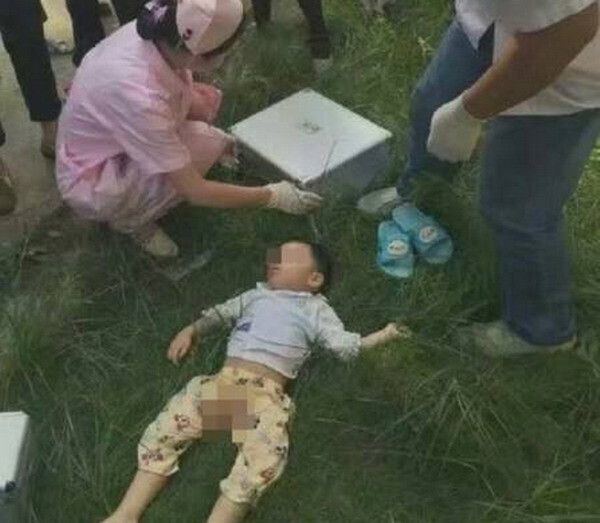 Kinh hoàng người mẹ ném con trai 2 tuổi từ tầng 7 xuống đất ảnh 1