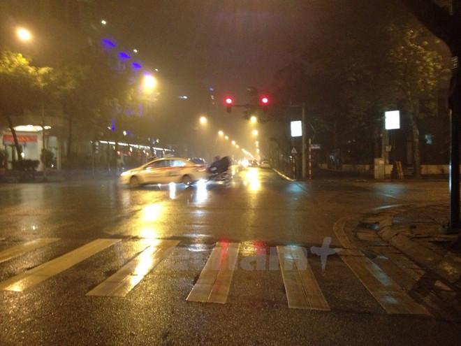 Tối 28/6, Hà Nội có mưa dông, đề phòng gió giật mạnh ảnh 1