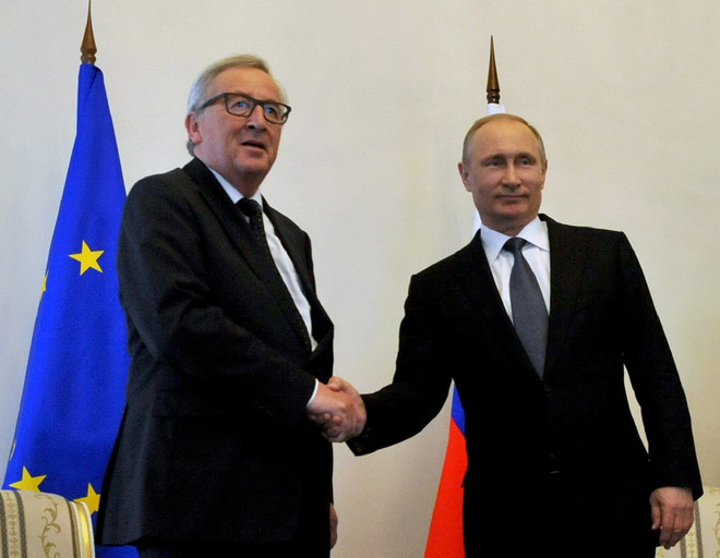 Tổng thống Nga Vladimir Putin (phải) và Chủ tịch Ủy ban châu Âu (EC) Jean-Claude Juncker. (Nguồn: AFP/TTXVN) EU nêu điều kiện dỡ bỏ trừng phạt kinh tế đối với Nga ảnh 1
