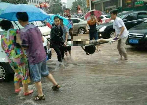 Cô bé chết đuối khi dắt cụ già băng qua đường ngập nước ảnh 1