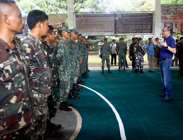 Tổng thống Philippines cam kết tìm cách giải cứu các con tin ảnh 1