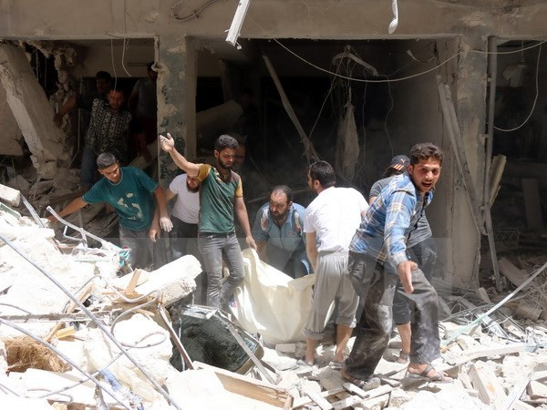 Lực lượng dân phòng Syria làm nhiệm vụ tại khu vực đổ nát sau một vụ tấn công ở Sukkari, vùng lân cận phía Bắc thành phố Allepo. (Nguồn: AFP/TTXVN) Bộ Quốc phòng Nga thông báo lệnh ngừng bắn 48 giờ tại Aleppo ảnh 1
