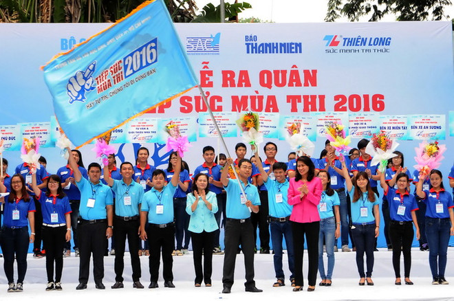 Quang cảnh lễ ra quân chương trình “Tiếp sức mùa thi 2016.” (Ảnh: An Hiếu/TTXVN) Gần 20.000 sinh viên tham gia chương trình Tiếp sức mùa thi 2016 ảnh 1