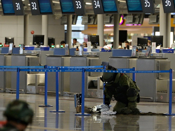 Vụ nổ tại Thượng Hải: Nghi phạm dùng dao tự cắt cổ tay ở hiện trường ảnh 1