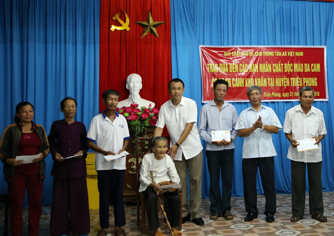 TTXVN tặng quà nạn nhân chất độc da cam tỉnh Quảng Trị ảnh 5
