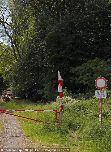 Thử tìm người mẫu khỏa thân trong những bức hình tại nông trại ảnh 4