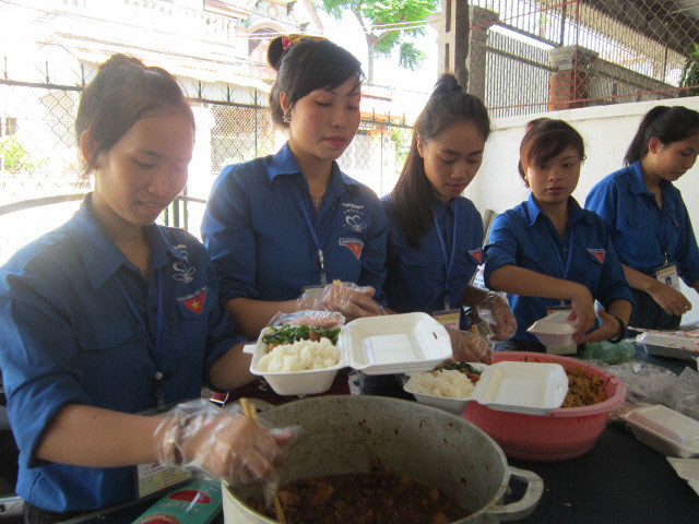 Các sinh viên tình nguyện chuẩn bị suất cơm miễn phí cho thí sinh. (Ảnh: Bích Huệ/TTXVN) Thanh Hóa cung cấp 20.000 nhà trọ miễn phí cho thí sinh ảnh 1