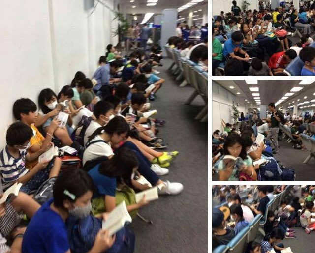 Trầm trồ trước cảnh học sinh Nhật Bản đồng loạt đọc sách tại sân bay ảnh 1