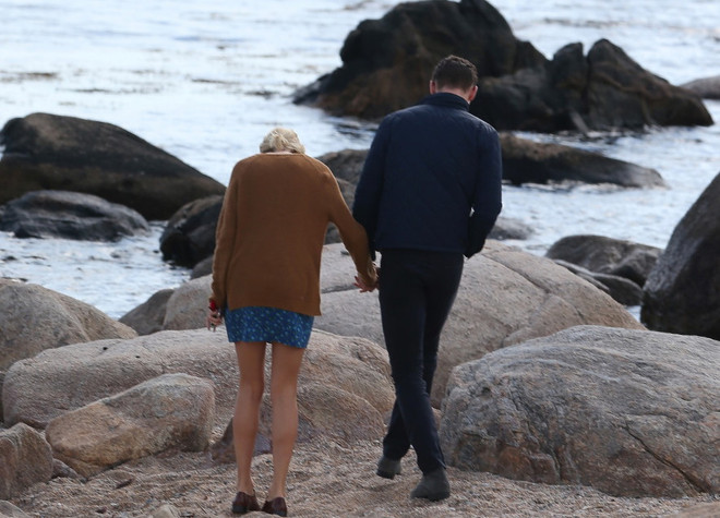 Taylor Swift công khai tình tứ với Tom Hiddleston bên bờ biển ảnh 2