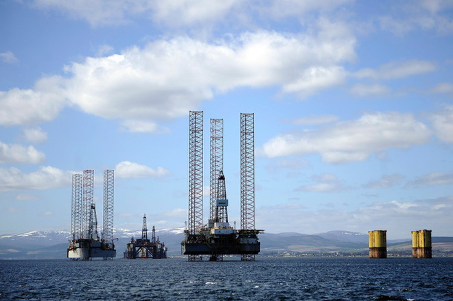 Giàn khoan dầu của Đơn vị GSF Galaxy III được nhìn từ Cromarty Firth, phía bắc Inverness, Scotland ngày 21/4. (Nguồn: AFP/TTXVN) Thị trường dầu mỏ, vàng và chứng khoán đồng loạt khởi sắc ảnh 1