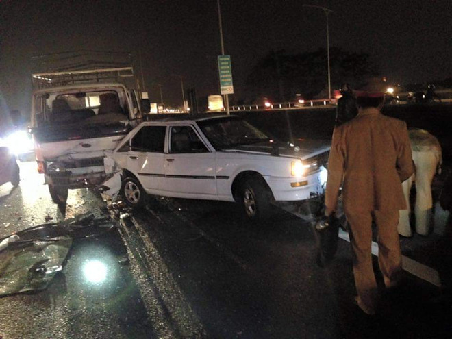 Nằm gầm sửa xe, nam thanh niên bị xe tải tông gẫy 2 tay ảnh 1