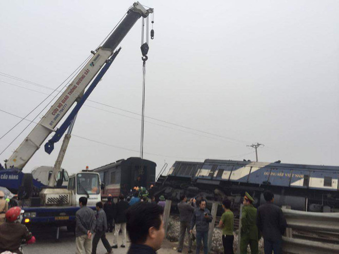 Hà Nội: Tàu hỏa tông nát xe tải chở đá, một người thương nặng ảnh 1