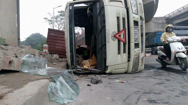 Hà Nội: Xe container lật nhào tại gầm đường trên cao ảnh 1