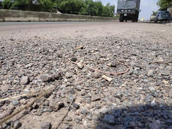 Quốc lộ 1A đoạn đi qua Bình Định bị hư hỏng nghiêm trọng ảnh 1
