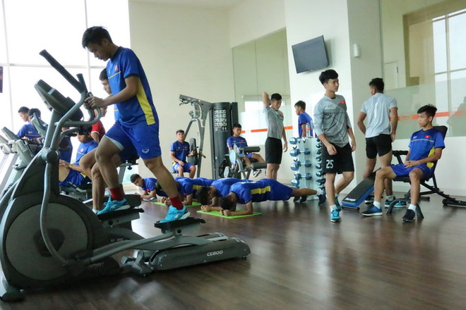 U19 Việt Nam tập luyện nhẹ trước trận đấu với U19 Hàn Quốc ảnh 2