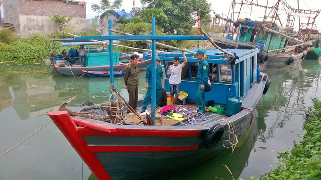 Liên tiếp bắt giữ các phương tiện khai thác trái phép cát và thủy sản ảnh 1