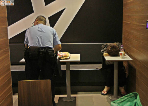 Người phụ nữ chết bí ẩn trong quán ăn nhanh McDonald's ảnh 1