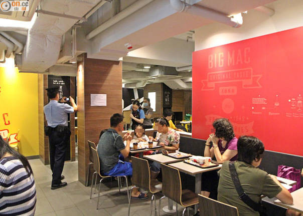 Người phụ nữ chết bí ẩn trong quán ăn nhanh McDonald's ảnh 2