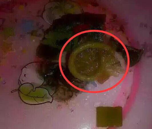 Kinh hoàng phát hiện bao cao su trong suất cơm của học sinh ảnh 1