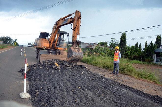 Một đoạn Quốc lộ 14 mới thông xe đã hư hỏng mặt đường bêtông ảnh 1