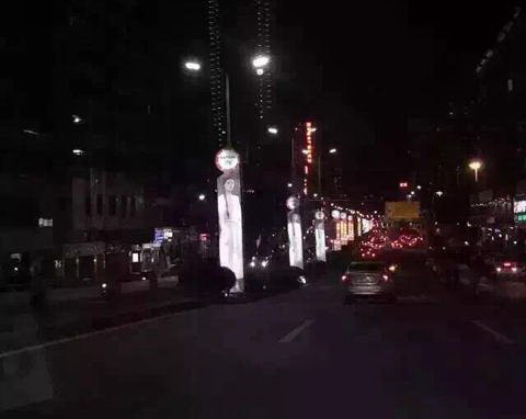 Rợn tóc gáy với "những cô gái ma" trên biển quảng cáo ảnh 1