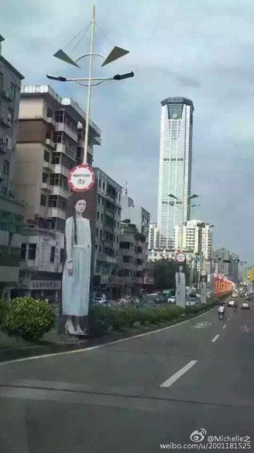 Rợn tóc gáy với "những cô gái ma" trên biển quảng cáo ảnh 4