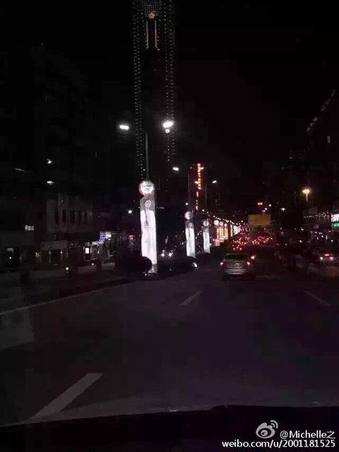 Rợn tóc gáy với "những cô gái ma" trên biển quảng cáo ảnh 3